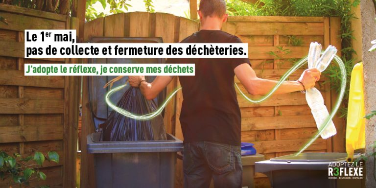 Un homme vide ses poubelles en triant les déchets recyclables.