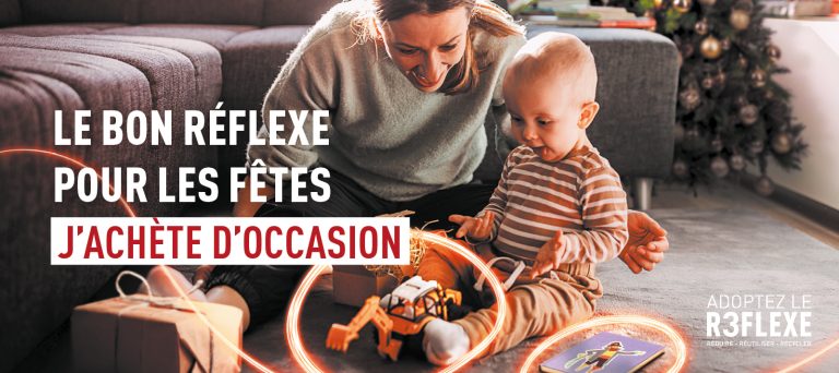 Scène familiale de fêtes montrant un adulte et un jeune enfant jouant ensemble avec des jouets d’occasion près d’un sapin décoré, accompagnée du message “Le bon réflexe pour les fêtes : j’achète d’occasion” et du slogan “Adoptez le R3flexe – réduire, réutiliser, recycler”.