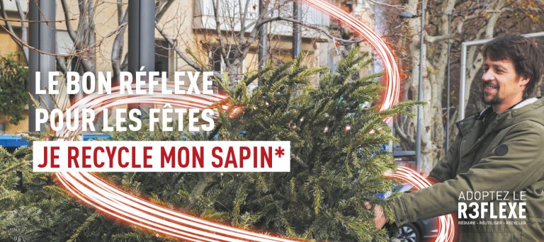 Affiche de sensibilisation montrant une personne déposant un sapin de Noël naturel pour recyclage en extérieur, avec le message “Le bon réflexe pour les fêtes : je recycle mon sapin” et le slogan “Adoptez le R3flexe – réduire, réutiliser, recycler”.