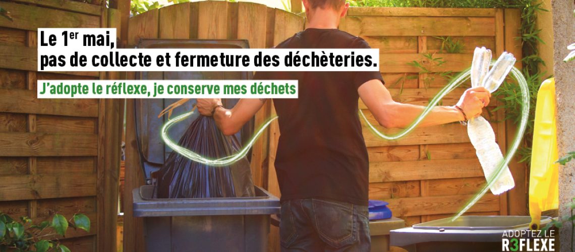 Un homme vide ses poubelles en triant les déchets recyclables.