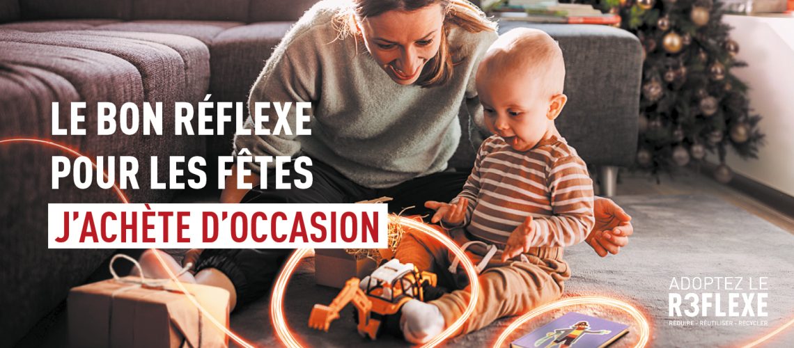 Scène familiale de fêtes montrant un adulte et un jeune enfant jouant ensemble avec des jouets d’occasion près d’un sapin décoré, accompagnée du message “Le bon réflexe pour les fêtes : j’achète d’occasion” et du slogan “Adoptez le R3flexe – réduire, réutiliser, recycler”.