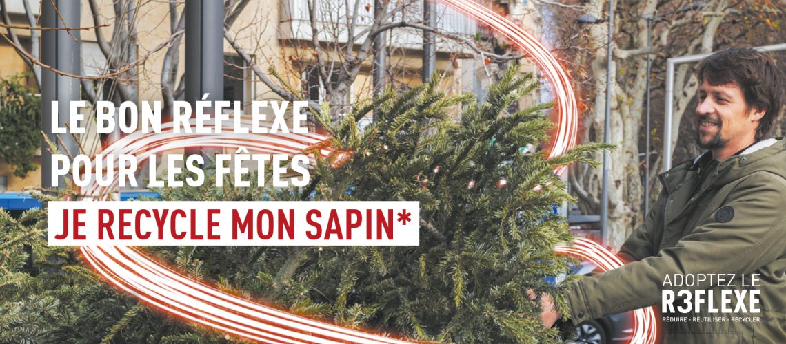 Affiche de sensibilisation montrant une personne déposant un sapin de Noël naturel pour recyclage en extérieur, avec le message “Le bon réflexe pour les fêtes : je recycle mon sapin” et le slogan “Adoptez le R3flexe – réduire, réutiliser, recycler”.