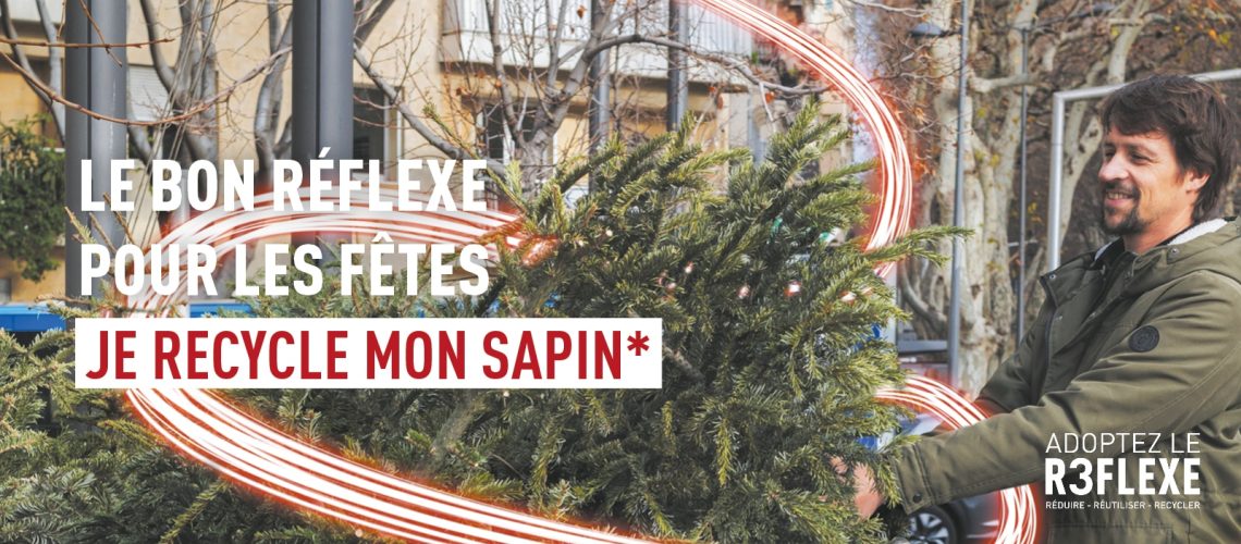 Affiche de sensibilisation montrant une personne déposant un sapin de Noël naturel pour recyclage en extérieur, avec le message “Le bon réflexe pour les fêtes : je recycle mon sapin” et le slogan “Adoptez le R3flexe – réduire, réutiliser, recycler”.