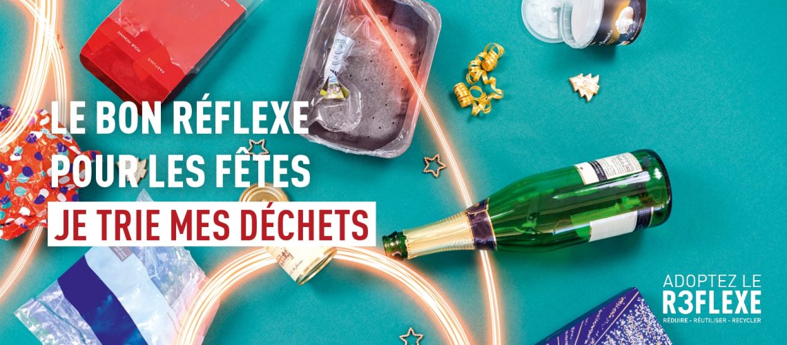 Affiche de sensibilisation au tri des déchets pendant les fêtes, montrant des emballages cadeaux, une bouteille en verre, des barquettes et plastiques recyclables sur fond vert, avec les messages “Le bon réflexe pour les fêtes : je trie mes déchets” et “Adoptez le R3flexe – réduire, réutiliser, recycler”.